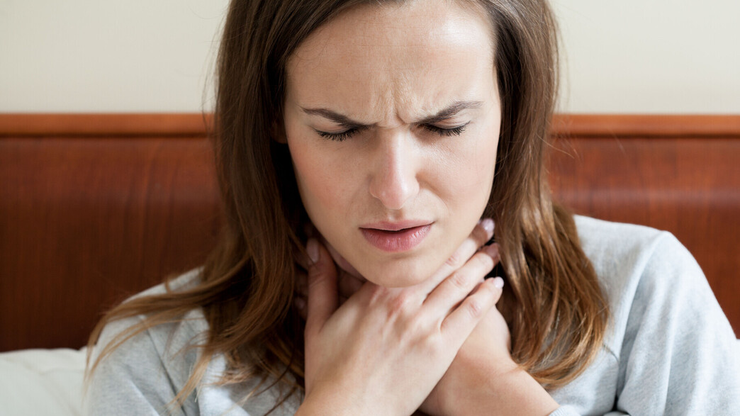 אישה משתעלת. אילוסטרציה אישה משתעלת. אילוסטרציה