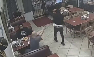 תיעוד: השודד חוסל במרכז המסעדה