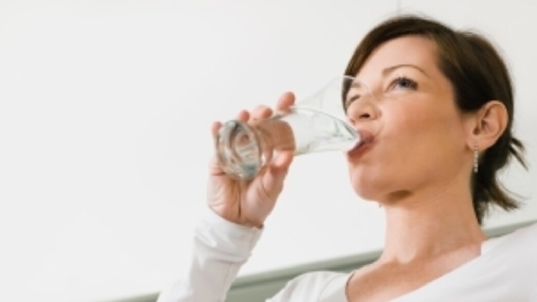 אישה בהריון שותה מים 1 -הריון בריא אישה בהריון שותה מים 1 -הריון בריא