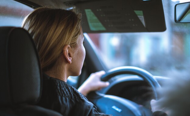 אישה נוהגת (צילום: unsplash)
