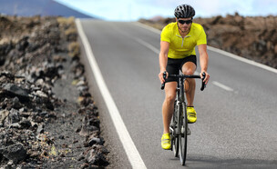 משקפי שמש לרכיבת אופניים מקצועית (צילום: Maridav, shutterstock)