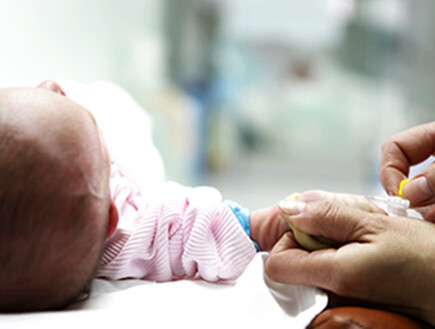 תינוק בטיפול רפואי בבית חולים (צילום: RF123, חדשות)