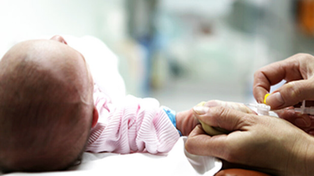 תינוק בטיפול רפואי בבית חולים (צילום: RF123, חדשות)