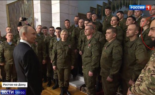 פוטין מעניק אות כבוד  (צילום: Rossiya-1/east2west new)