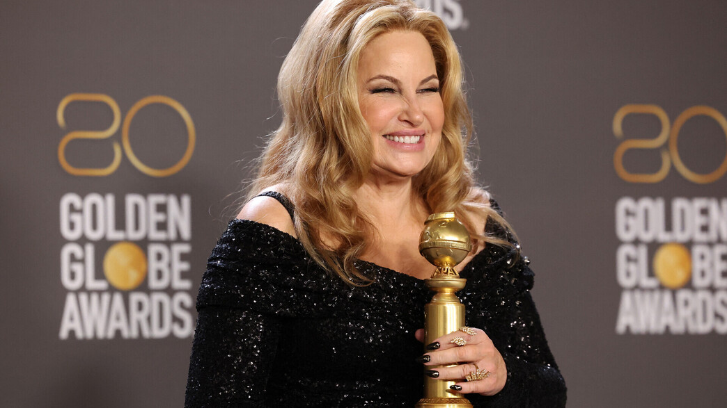 ג'ניפר קולידג' מחזיקה את פסלון גלובוס הזהב