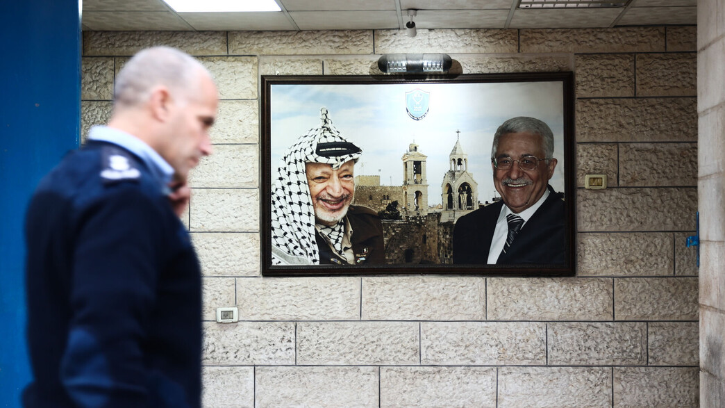 אבו מאזן ויאסר ערפאת על שלט בבית לחם