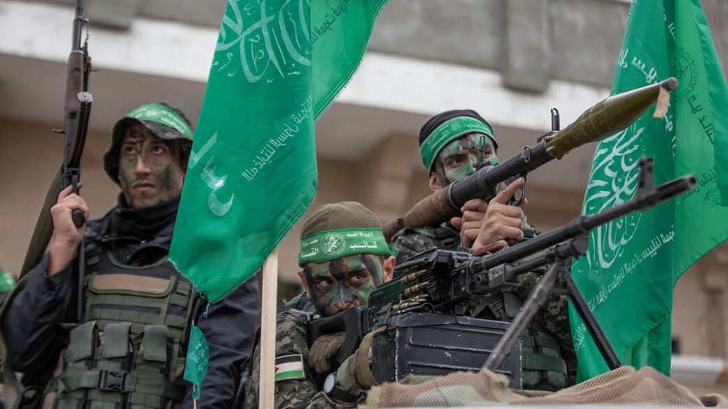 חמושי חמאס במהלך הפגנה לציון 35 שנה להקמת הארגון