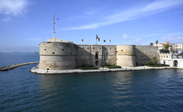 העיר גאליפולי עיר נמל עם מבצר מרשים השומר על הכניסה לנמל (צילום: איריס לוי)