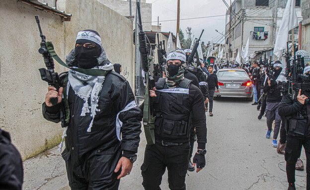 חמושי פתח צועדים עם נשקים בשכם (צילום: Nasser Ishtayeh/SOPA Images/LightRocket via Getty Images)