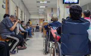 הרבה אנשים בבית חולים (צילום: PongMoji, shutterstock)
