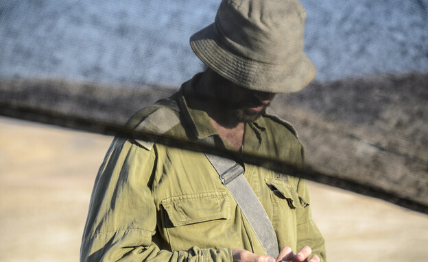 חייל בטלפון (צילום: Alex Lerner, shutterstock)
