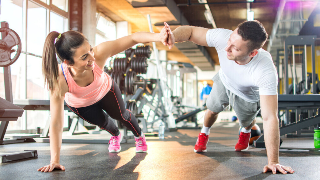 זוג מתאמן בחדר כושר זוג מתאמן בחדר כושר
