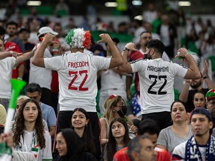 אוהדים איראניים מוחים בזמן המונדיאל. כולם שותפים (Simon Bruty/Anyc (צילום: ספורט 5)