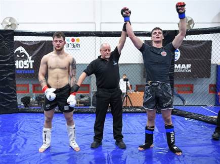 יונתן דוזורצב מנצח את טל דיין (צילום: יפעת ירושלמי, איגוד ה-MMA) (צילום: ספורט 5)