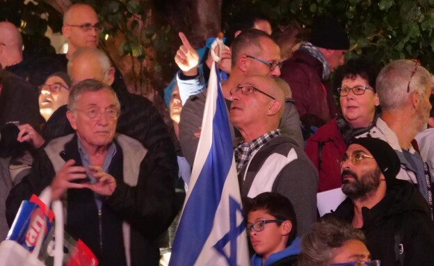 הפגנה בתל אביב נגד המהפכה המשפטית של יריב ונתניהו (צילום: החדשות 12)