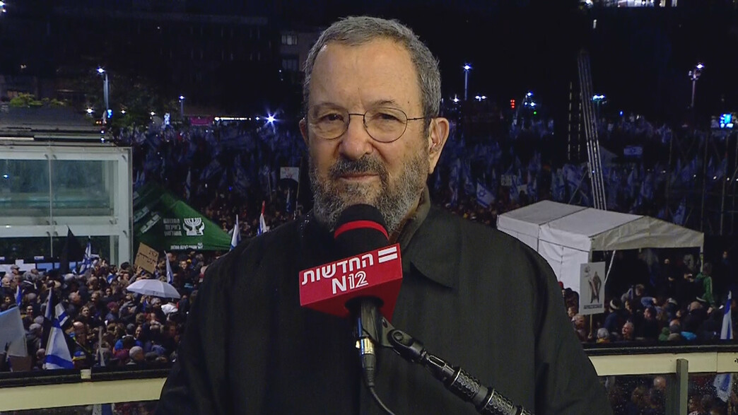 אהוד ברק בהפגנה בתל אביב (צילום: החדשות 12)