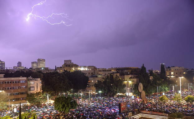 גשם וברקים בהפגנה בתל אביב נגד תוכנית לוין (צילום: יונתן זינדל, פלאש 90)