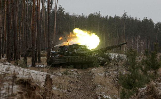 ירי טנק באוקראינה (צילום: ANATOLII STEPANOV/AFP/Getty Images)