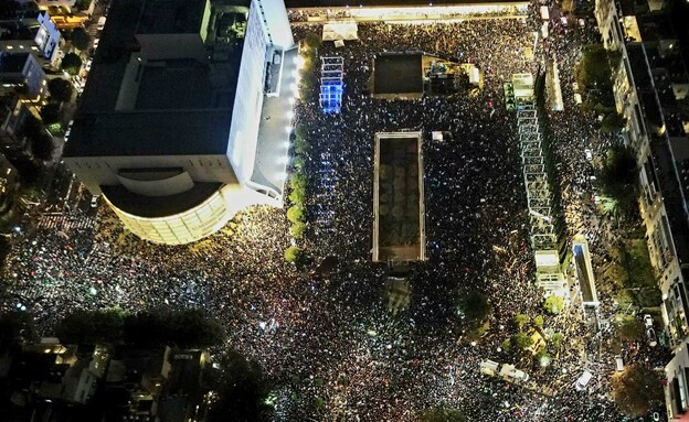 מחאה בכיכר הבימה נגד המהפכה המשפטית  (צילום: אמיר גולדשטיין)