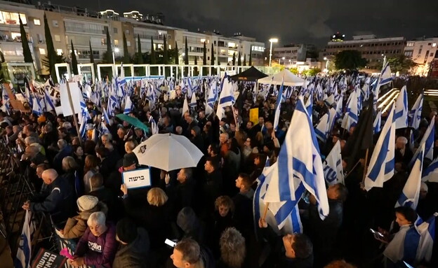 המונים מפגינים בתל אביב כנגד המהפכה המשפטית  (צילום: n12)