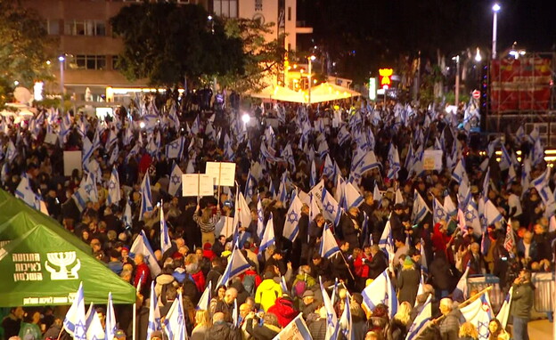 המונים מפגינים בתל אביב כנגד הרפורמה המשפטית (צילום: חדשות 12)