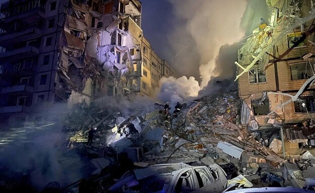 הבניין שהופצץ בעיר דנייפרו באוקראינה (צילום: רויטרס)