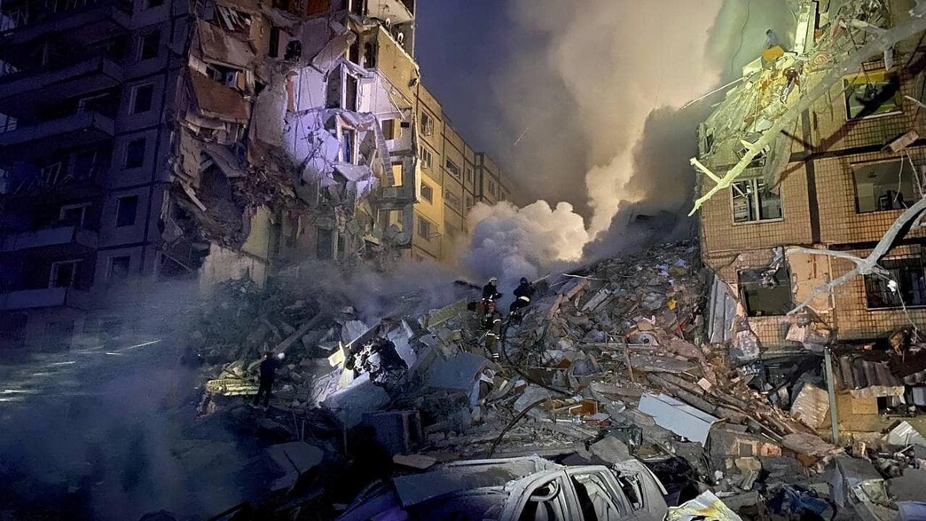 הבניין שהופצץ בעיר דנייפרו באוקראינה הבניין שהופצץ בעיר דנייפרו באוקראינה