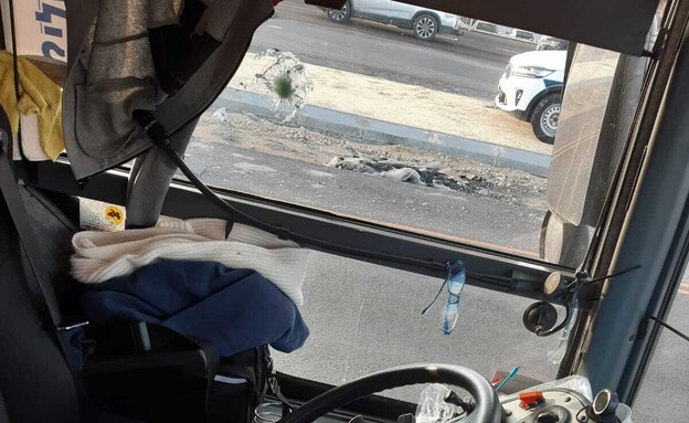 ירי לעבר האוטובוס בגוש עציון (צילום: TPS)