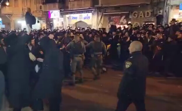עימותים בין שוטרים למפגינים חרדים נגד חנות סלולר (צילום: איתמר כהן, חדשות כל העולם)