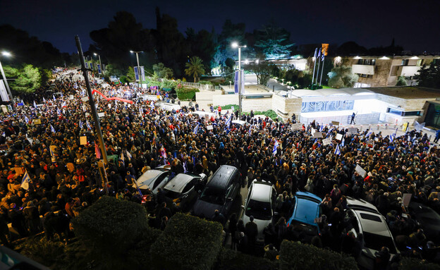 הפגנה מול בית הנשיא, ירושלים (צילום: אוליביה פיטוסי , פלאש 90)