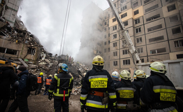 הטיל והפגיעה בבניינים (צילום: Yevhenii Zavhorodnii/Global Images Ukraine/GettyImages)