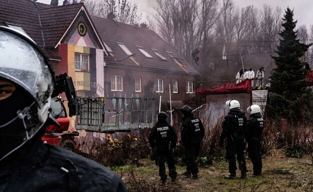 מחאה נגד הפיכת כפר בגרמניה למכרה פחם (צילום: Ben Kilb/Bloomberg, getty images)