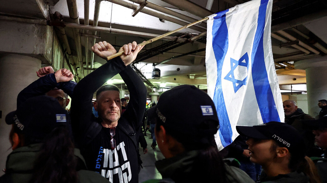 שוטרים חוסמים מפגינים נגד הרפורמות המשפטיות בת"א שוטרים חוסמים מפגינים נגד הרפורמות המשפטיות בת"א