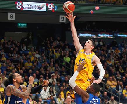 הוליך את הקלעים בכניסה לרבע הרביעי. כהן (אלן שיבר)