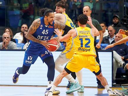 מחזיקת הגביע בחוץ (אלן שיבר)