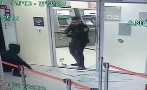 מעצר החשוד בהתפרצות לבנק באופקים (צילום: דוברות המשטרה)