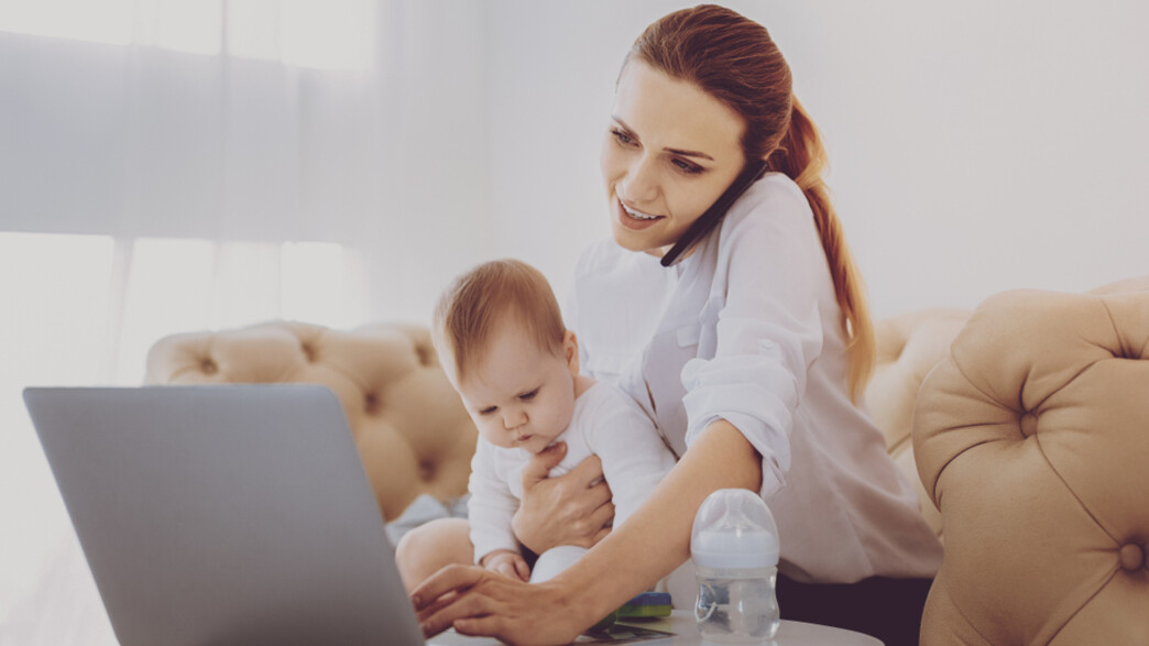 אמא עם תינוק מול מחשב (אילוסטרציה: By Dafna A.meron, shutterstock)