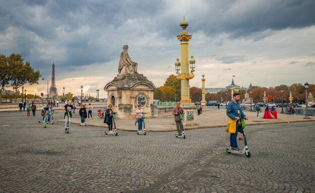 קורקינטים בפריז (צילום: JeanLucIchard/shutterstock)