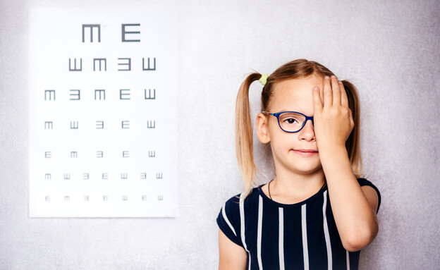 ילדה בבדיקת ראייה (צילום: 123RF‏)