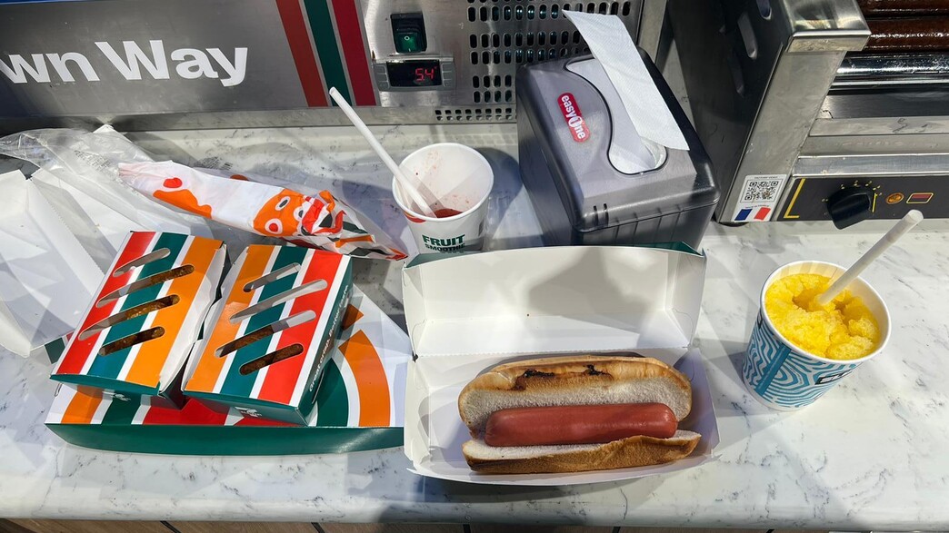 מפתיעה לטובה הנקניקייה הזאת מפתיעה לטובה הנקניקייה הזאת