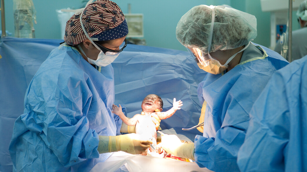 ניתוח קיסרי בבית חולים של הצי האמריקאי בהאיטי (צילום: Brendan Hoffman, Getty Images)