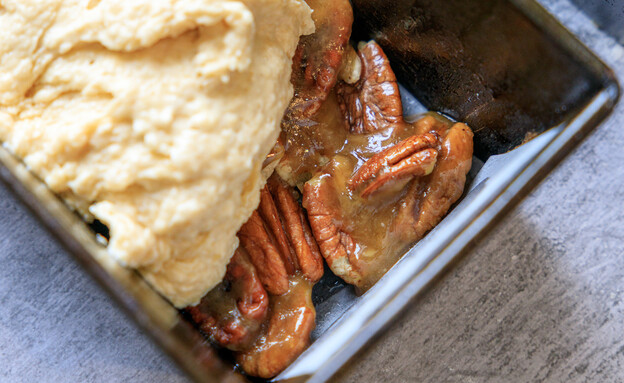 עוגת פקאנים קרמל לפני אפייה. כבר הורסת