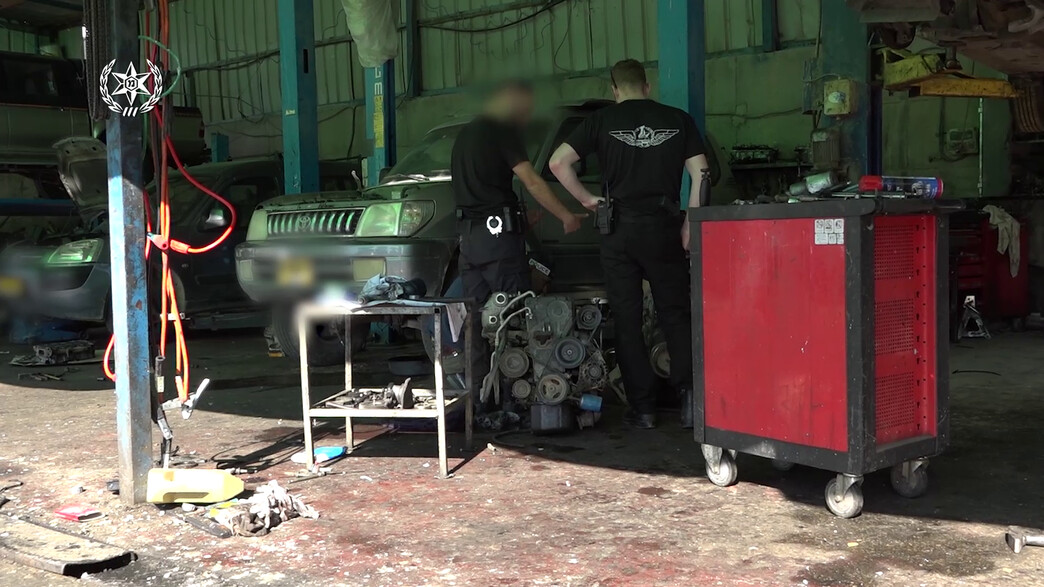 פשיטה משטרתית על מוסכים בדרום