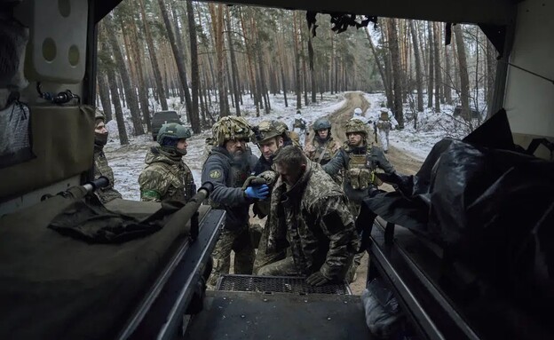 חיילים בצבא אוקראינה במחוז לוגנסק (צילום: AP)