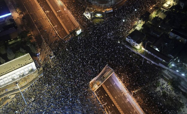 הפגנה נגד המהפכה המשפטית, תל אביב (צילום: AP)