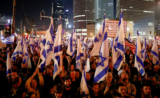 הפגנה נגד המהפכה המשפטית, תל אביב (צילום: רויטרס)