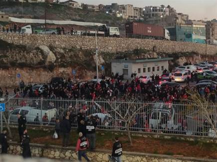 אוהדי אום אל פאחם מחוץ לאיצטדיון