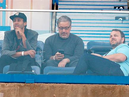 הרוכשים האמריקאים ביציעים (אלן שיבר)