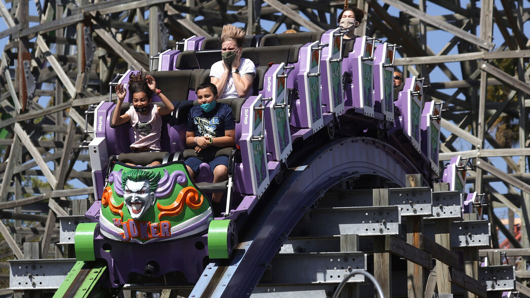 פארק השעשועים Six Flags בארה"ב