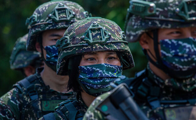 נשות הצבא המקומי (צילום: Annabelle Chih/Getty Images)
